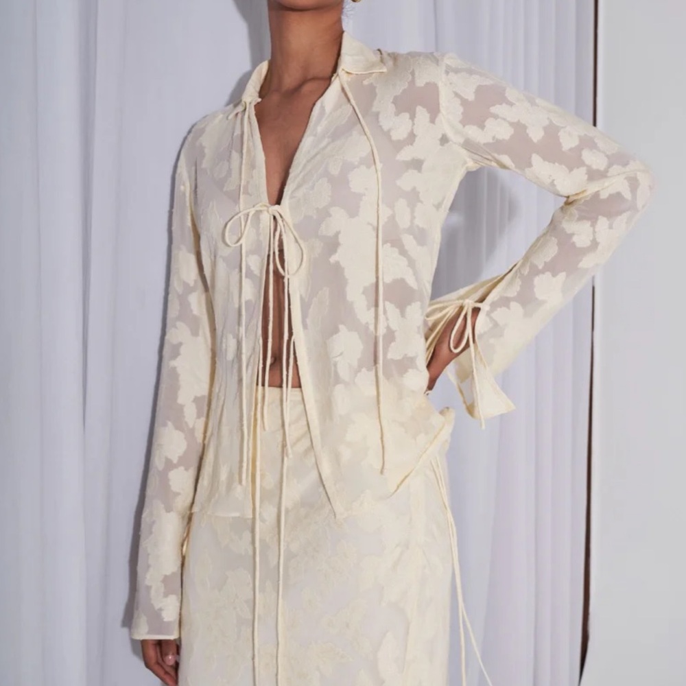 Summer Away Merlette Top Sheer Floral Tie-Front Blouse in Cream